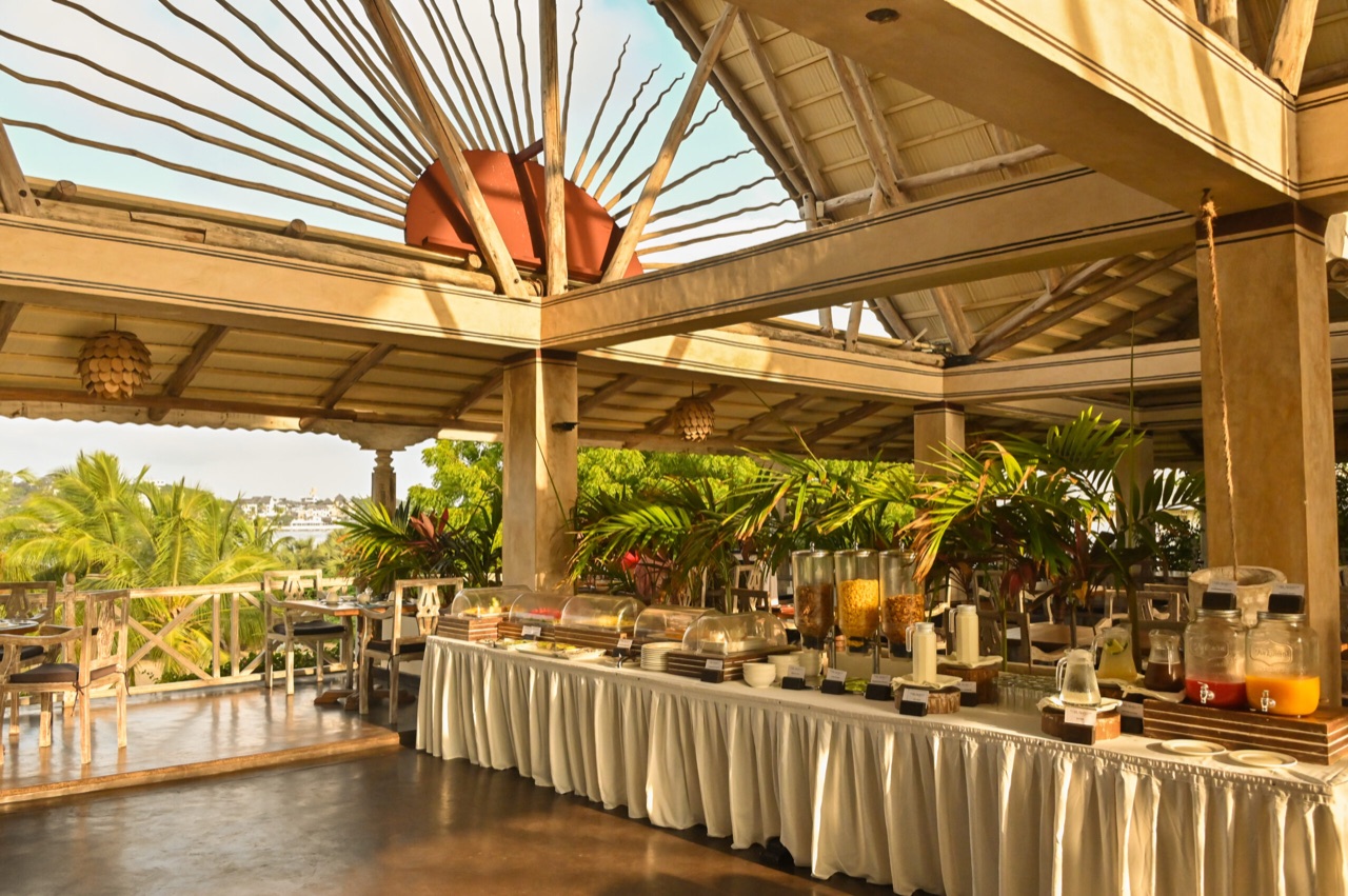 Breeze beach dining